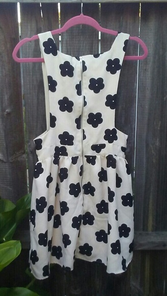 Sale 🌼 Dress - Picture 2 of 6